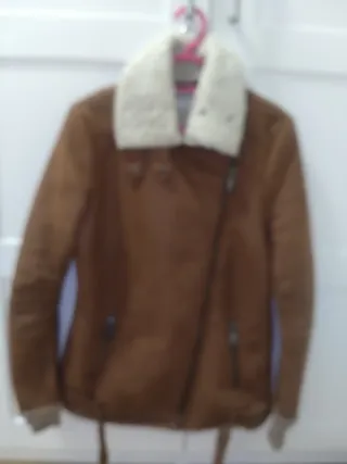 Chaqueta Bershka ante y borreguito, talla M.