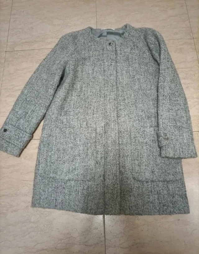 Abrigo gris tejido.