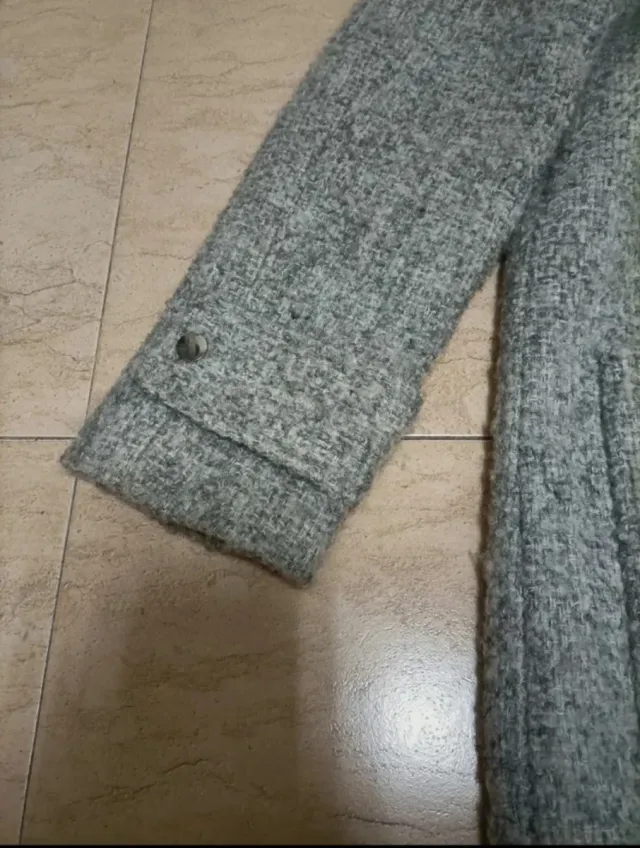 Abrigo gris tejido.