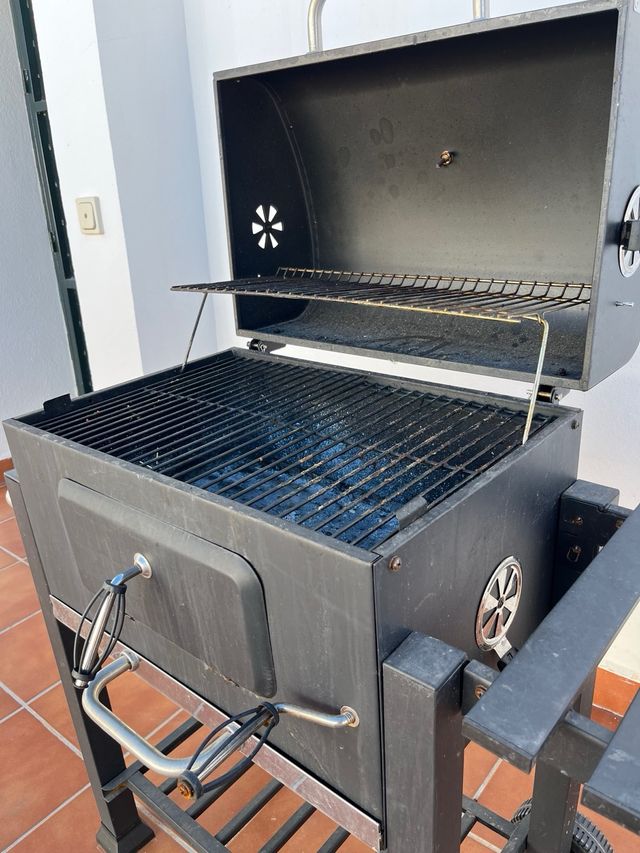 Barbacoa de carbón negra