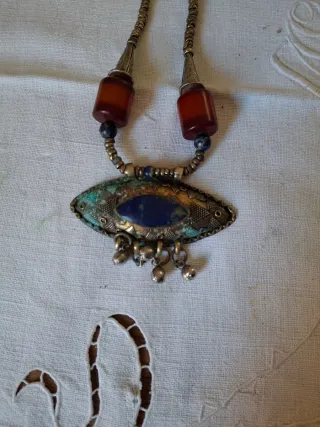 Collana vintage con pietre blu e dettagli oro