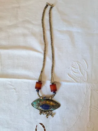 Collana vintage con pietre blu e dettagli oro