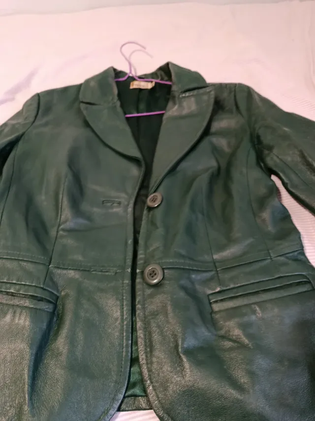 Chaqueta de piel verde