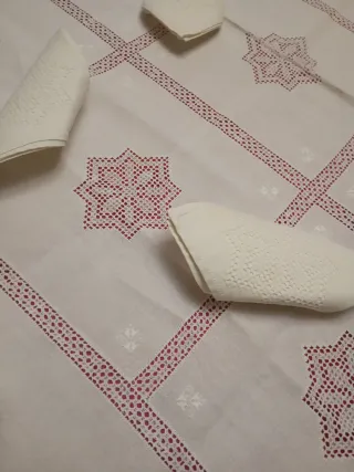 Mantelería bordada a mano Lagartera de lino nueva