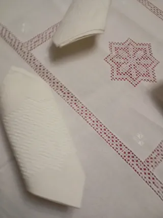 Mantelería bordada a mano Lagartera de lino nueva