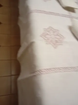 Mantelería bordada a mano Lagartera de lino nueva