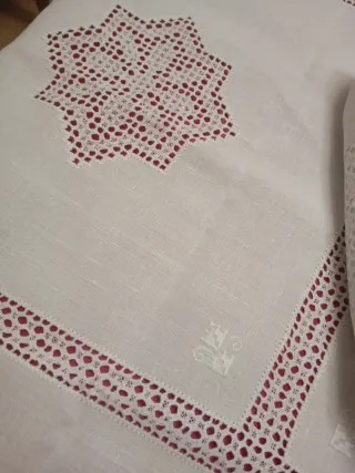 Mantelería bordada a mano Lagartera de lino nueva