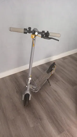 Patinete Eléctrico Gris y Amarillo