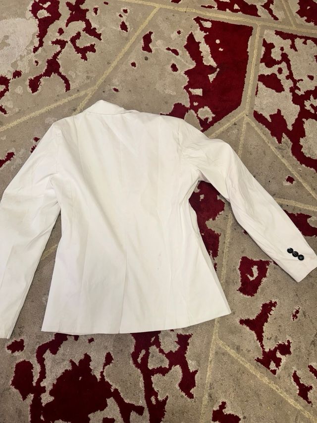 Traje blanco elegante