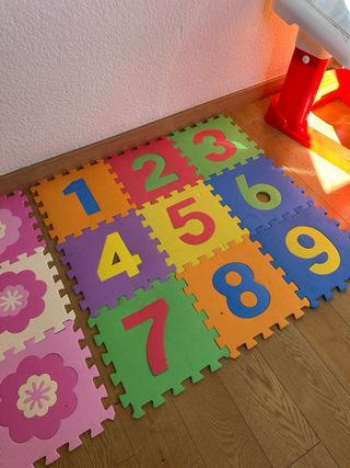 Suelo infantil puzzle flores y números