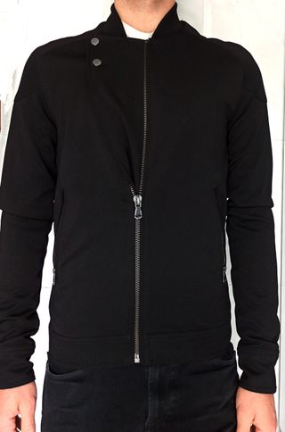 Chaqueta negra con cremallera y botones