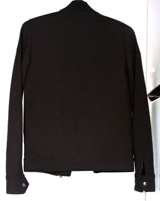 Chaqueta negra con cremallera y botones