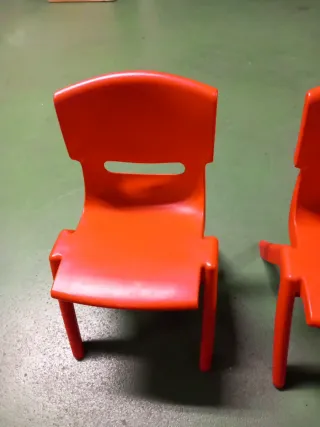 Sillas infantiles de plástico rojas (2 unidades)