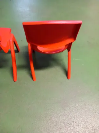 Sillas infantiles de plástico rojas (2 unidades)
