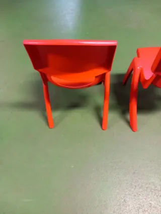 Sillas infantiles de plástico rojas (2 unidades)