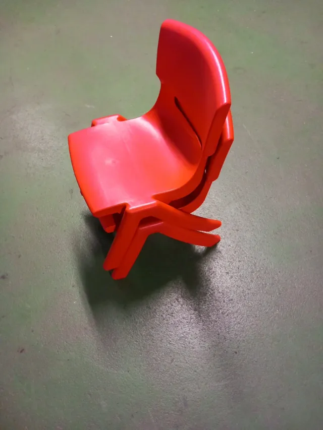 Sillas infantiles de plástico rojas (2 unidades)
