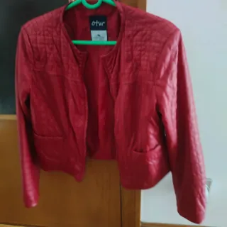 Cazadora roja sin marca