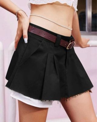 Falda negra corta con cinturón