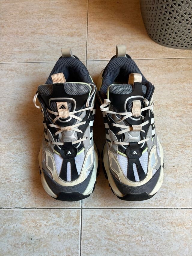 Zapatillas Adidas Grises y Blancas