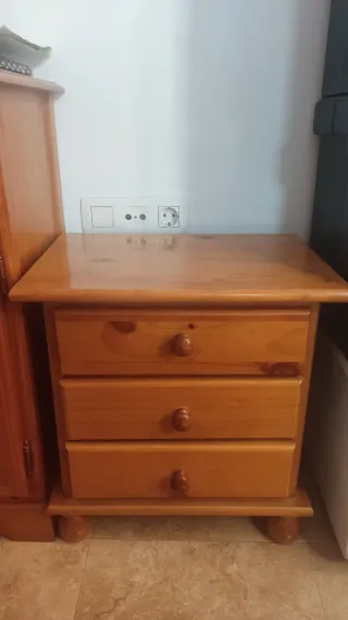 Mesita de noche de pino