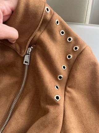 Chaqueta marrón con cremallera y ojales