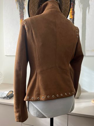 Chaqueta marrón con cremallera y ojales