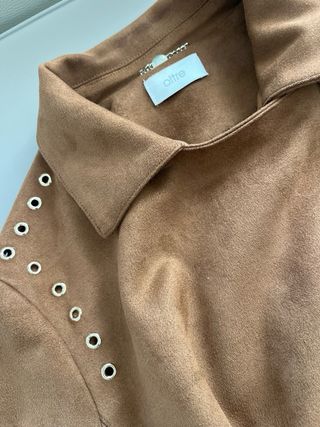 Chaqueta marrón con cremallera y ojales