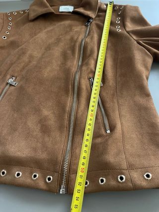 Chaqueta marrón con cremallera y ojales