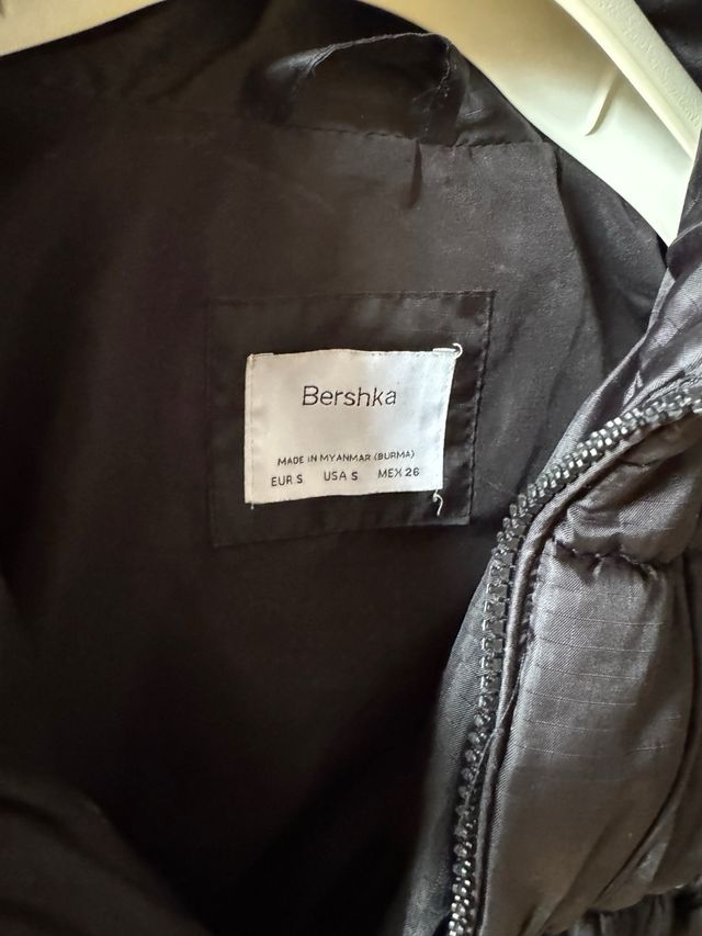 Chaqueta Puffer Crop Bershka Negra