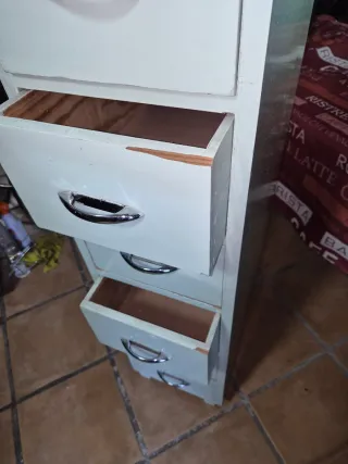 Cajonera de madera antigua