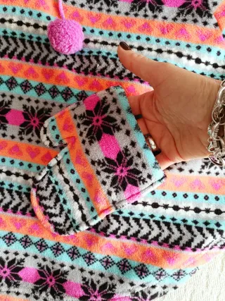 Bata mujer con capucha y pompones