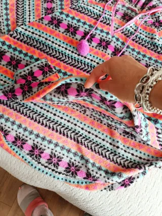 Bata mujer con capucha y pompones