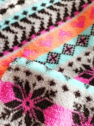 Bata mujer con capucha y pompones