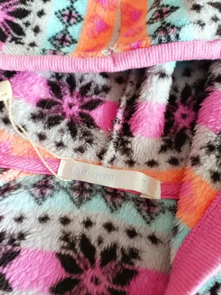 Bata mujer con capucha y pompones