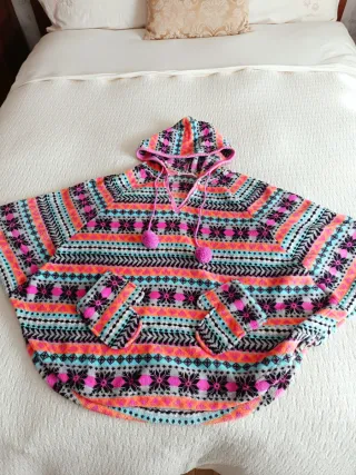 Bata mujer con capucha y pompones