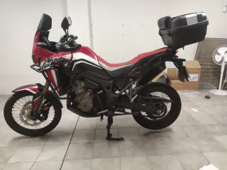 Honda África twin roja muy bien equipada