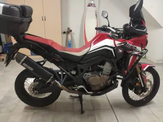 Honda África twin roja muy bien equipada