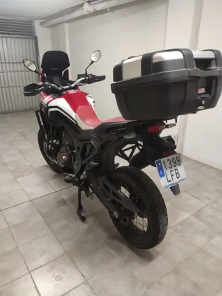 Honda África twin roja muy bien equipada