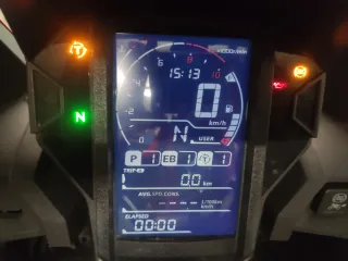 Honda África twin roja muy bien equipada