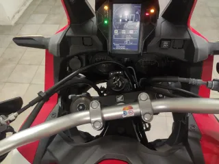 Honda África twin roja muy bien equipada