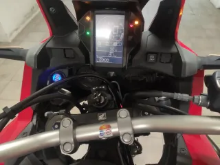 Honda África twin roja muy bien equipada