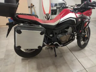 Honda África twin roja muy bien equipada