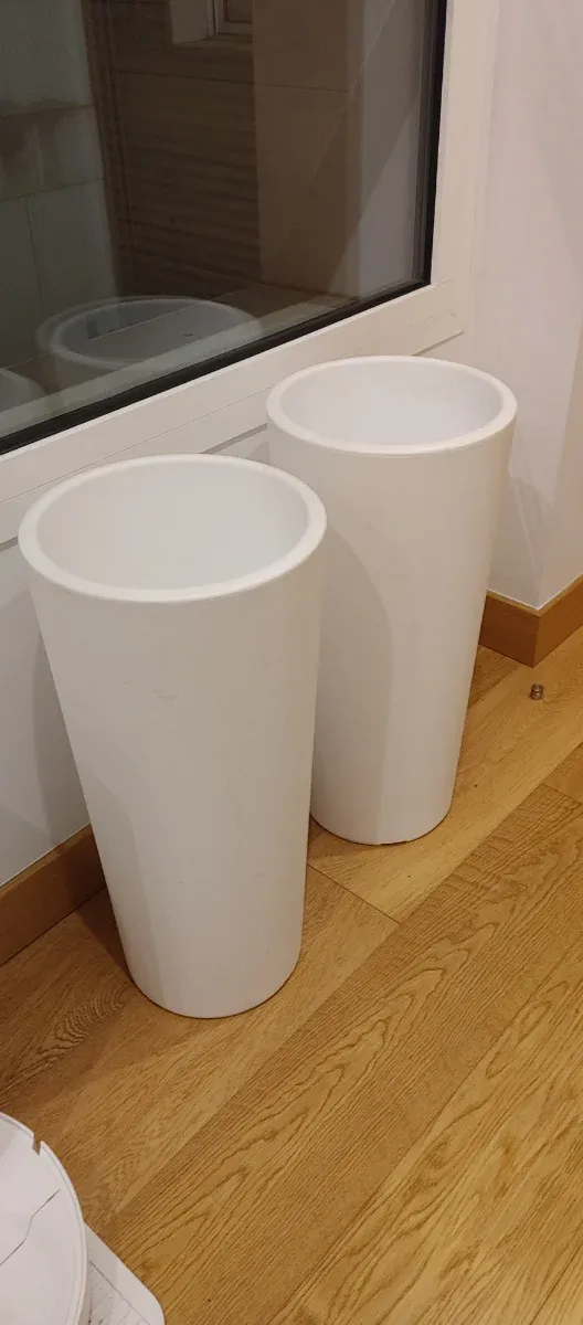 Vasos altos brancos de plástico