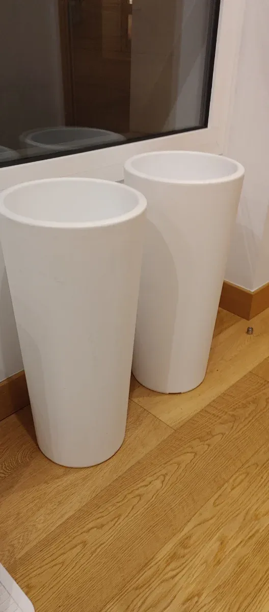 Vasos altos brancos de plástico