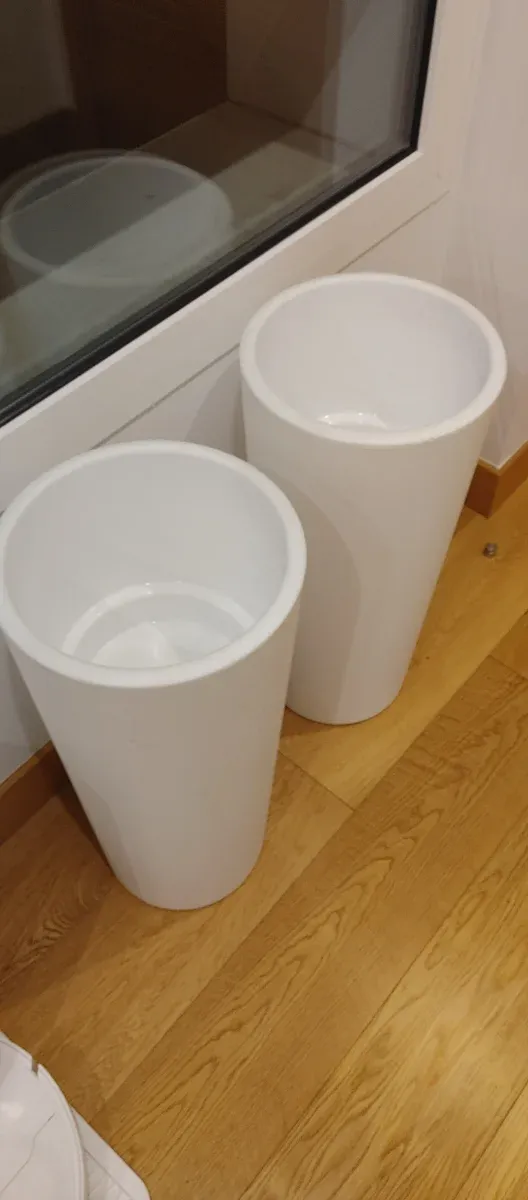 Vasos altos brancos de plástico