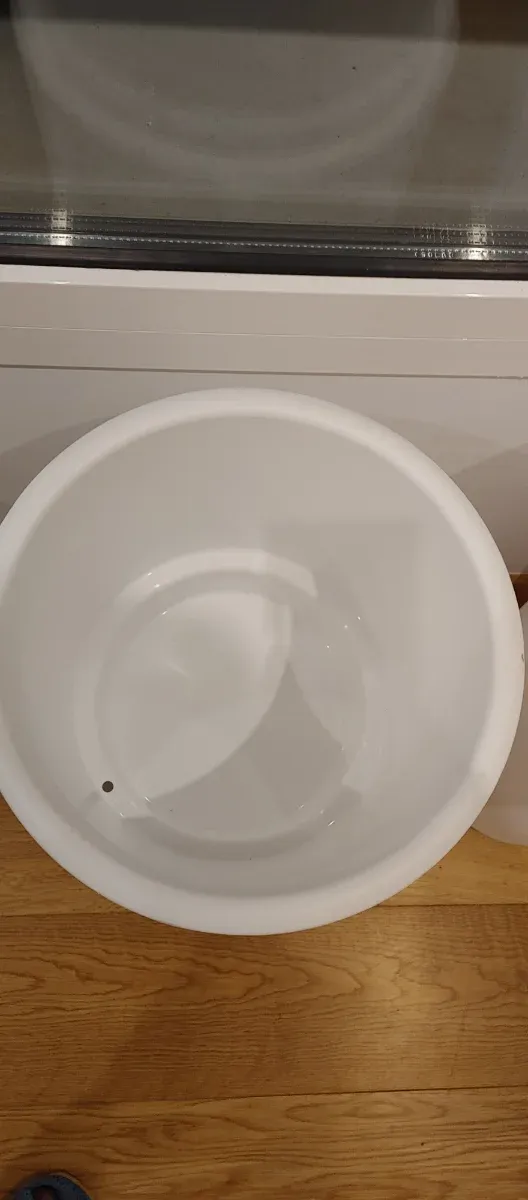 Vasos altos brancos de plástico