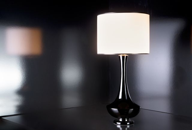 Lampada da tavolo nera e bianca