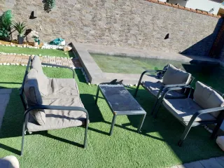 Sillones de terraza beige y gris