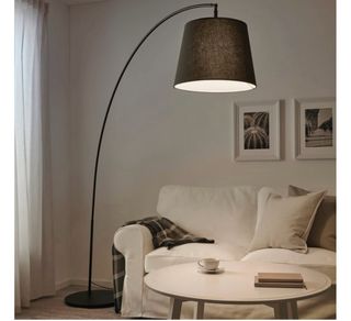Lámpara de pie curva Ikea negra