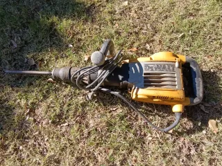 Martillo Demoledor Eléctrico marca DeWalt.